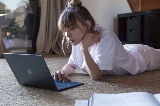 Die nun obligatorisch aktivierten Sicherheitsfeatures sind hardwaregebunden. Microsoft liefert seine Surface-Laptops schon länger mit VBS/HVCI aus.(Bild:  Microsoft)