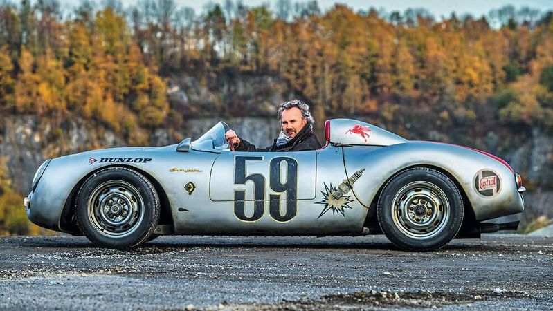 Meister im Umgang mit Airbrushpistole, Pinsel, Schwamm und vielem mehr: Dirk Patschkowski macht aus sterilen Oldtimern Fahrzeuge mit individuellem Charakter.(Bild:  Limited-Legends)