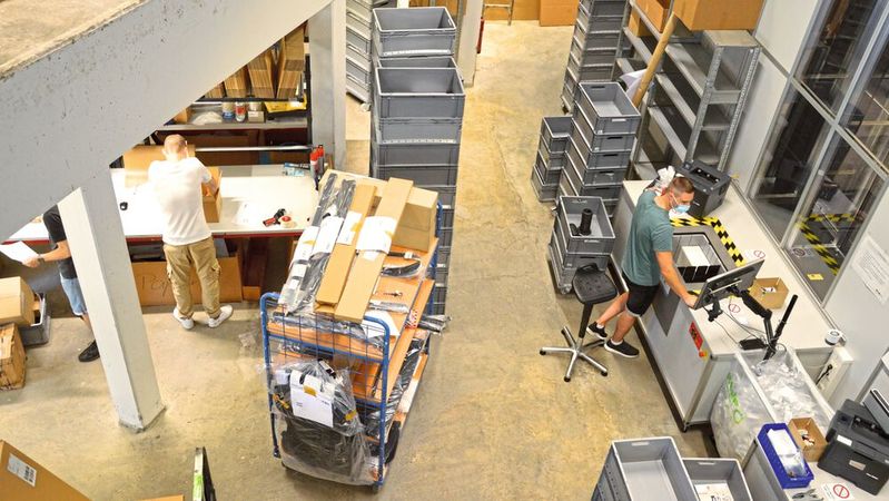 Leebmann 24 gehört zu den wichtigsten Kfz-Webshops in Deutschland – gerade hat das Unternehmen sein Lager ausgebaut und modernisiert.(Bild:  Wehner/»kfz-betrieb«)