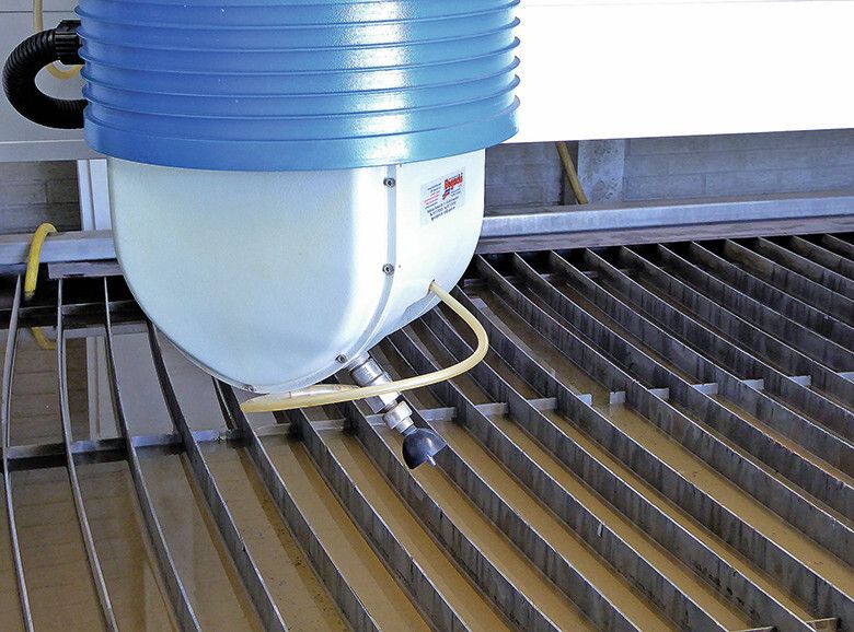 Der 3D-Schneidkopf für Freiformkonturen mit der Schneiddüse und dem Spritzschutz, der das Abrasivmedium abdeckt und so die Umgebung des Werkstücks sauber hält. (Bild: Kuhn)