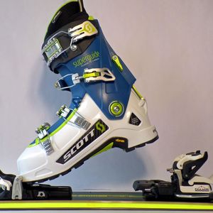 Beim Modell Vipec wird die Ferse für den Aufstieg komplett freigegeben. Der Schuh ist dann nur noch vorne über die zwei seitlichen Pins fixiert (Foto: Fritschi)