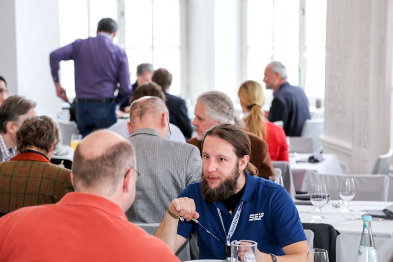 Die Gespräche wurden auch beim Mittagessen fortgesetzt. (Bild: SEP AG)