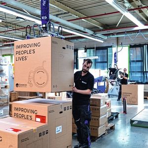 Mit einem Flächengreifer am JumboFlex High-Stack lassen sich die Versandkartons präzise auf Paletten positionieren. (Bild: Schmalz)