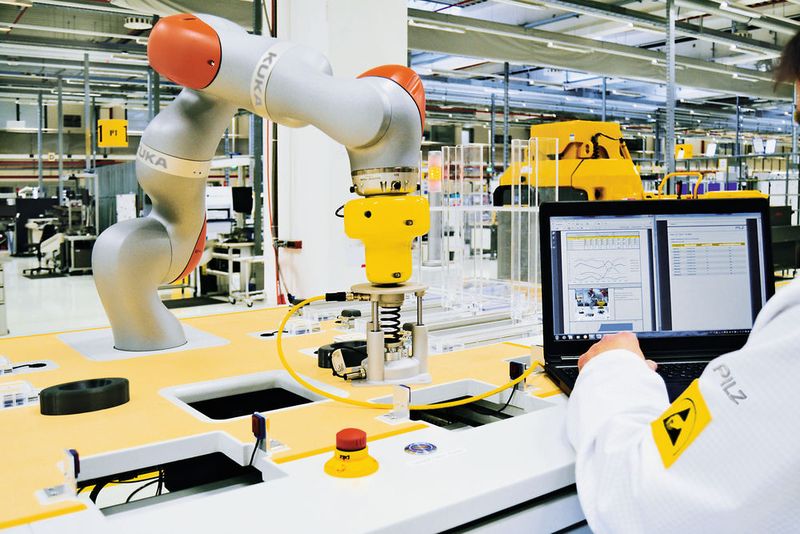 Die Effizienz von Roboterapplikationen steigt, je enger Mensch und Maschine zusammenarbeiten können. Gleichzeitig stellt dies auch höhere Anforderungen an die Sicherheit. Dabei erfordert jede Applikation eine eigene sicherheitstechnische Betrachtung. (Pilz GmbH & Co. KG)