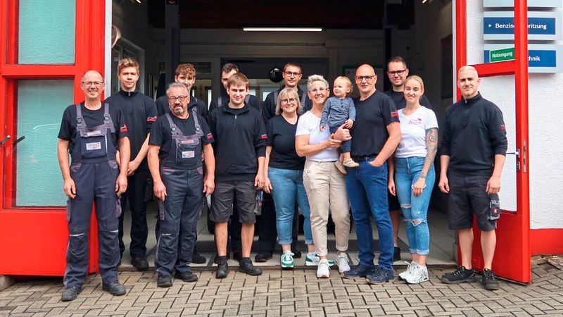 Alle 14 Mitarbeiter waren zum Fototermin anwesend. Vorn das Unternehmerehepaar mit Enkel, rechts daneben Tochter Jana-Maria und Sohn Nico. (Bild: Diehl – VCG)