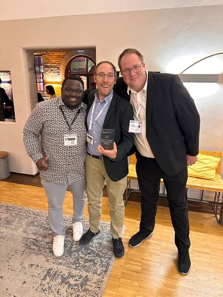 (v. l.) Norbert Augusto (Yamaha), überreicht Stefan Renz und Frank Schiffbauer (Cancom) den Award für 