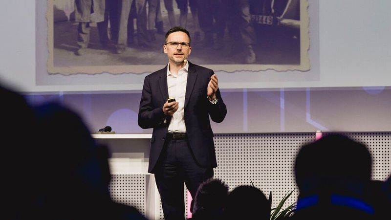 Wie ein kleiner Betrieb sich im Gewerbekundengeschäft dank perfekter Kundenorientierung gegen die große Werksniederlassung behaupten kann, das erklärte Daniel Liliensiek vom Autohaus Liliensiek in Dippoldiswalde. (Stefan Bausewein)