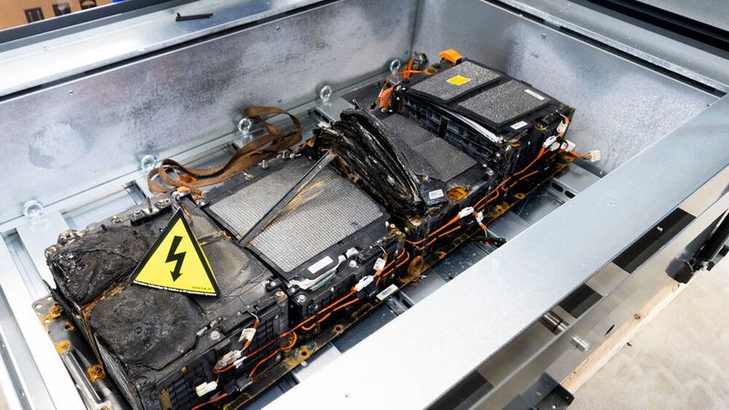 Zwei Probleme des Recyclings: Altmaterial ist nur in geringer Menge vorhanden, und der Transport von Lithium-Ionen-Batterien ist aufwendig und teuer.(Bild:  Meike Böschemeyer)