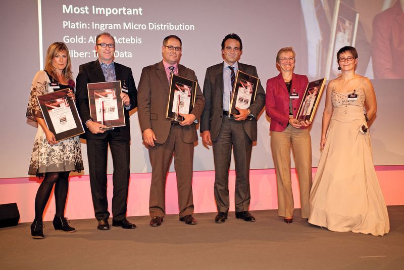 Die Gewinner der Kategorie Broadliner/Vollsortimenter (v.l.) Katharina Scheurer  (b.com), Oliver Kaiser  (Also Actebis) Frank Dreßen (api), Markus Adä (Ingram Micro), Isabelle Roux-Buisson (Tech Data) und Sarah Maier (IT-BUSINESS) (Archiv: Vogel Business Media)
