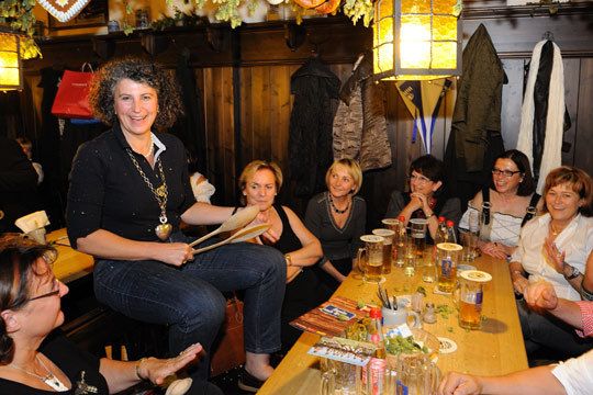 Sylvia Diesch-Sehrt (Koller+Schwemmer) bewies Geschick beim rhythmischen Löffelschlagen. (Archiv: Vogel Business Media)