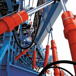 Einsatz der Klemmeinheit in Prüfständen: Um die Hexapoden sicher auch ohne anliegenden Druck für unbegrenzte Zeit zu fixieren, verfügen alle Hydraulikzylinder an den Flaps über eine angeflanschte Klemmeinheit Ratio-Clamp.