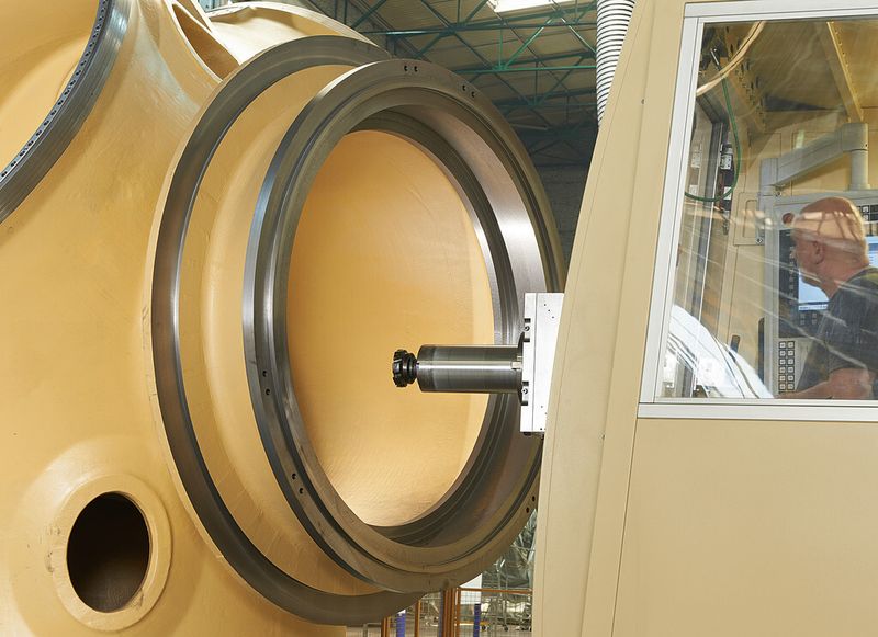 Bild 3: Der Bediener hat von seiner Kabine aus eine gute Sicht auf das Werkstück. (Bild: Union)