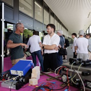 An mehreren Ständen auf dem Campus Rapperswil-Jona präsentierten Studierende der OST ihre Entwicklungen.(Bild:  Cyrill Maag)