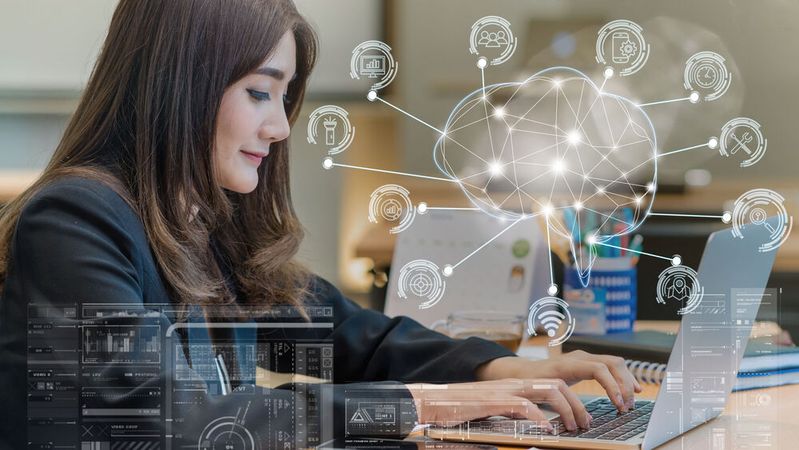 Wer KI-Chatbots am Arbeitsplatz nutzen will, sollte dies vorher mit seinem Arbeitgeber besprechen. 