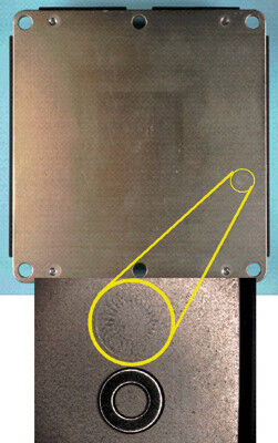 Bild 3: Grobe Verunreinigungen auf Montageflächen führen zu Biegekräften. Hier war eine Zahnscheibe im Spiel (die Unterlegscheibe darunter dient dem Größenvergleich).