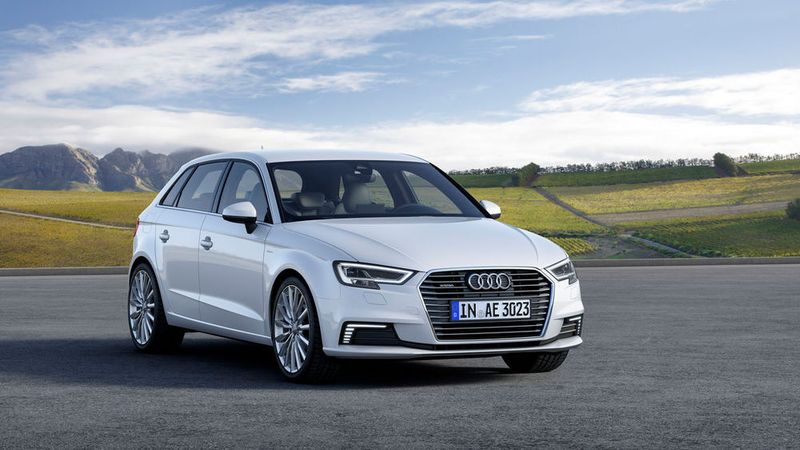 PHEV RANG 5 - Audi A3 eTron:  Vor lauter Diesel-Gate vergisst man gerne, dass die Volkswagen-Gruppe auch Hybrid-Autos baut. Der Audi A3 Sportback e-tron ist ein Kompaktwagen mit serienmäßigem Plug-in-Hybridantrieb. Er hat einen kombinierten Antrieb aus Verbrennungs- und Elektromotor. Der scheibenförmige Elektromotor ist in eine neu konzipierte Sechsgang S-tronic integriert. Laut Werksangaben sind rein elektrisch 50 km möglich. Wie immer sind diese Werte mit Vorsicht zu geniesen. (Audi)