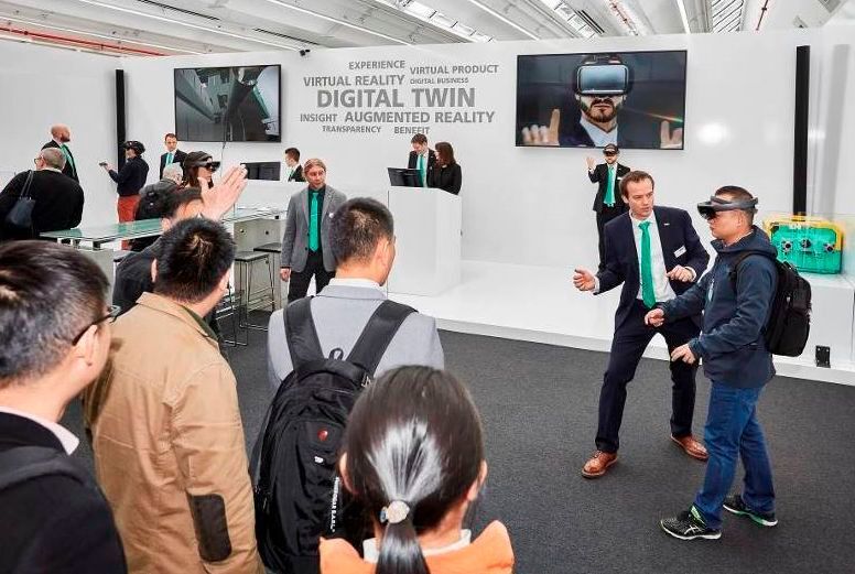 Einen Blick in die digitale Zukunft bot auf den Technologie-Tagen 2018 bei Arburg auch der Ausstellungsbereich „for visions“. Zu erleben waren dort Vorführungen zu Virtual Reality (VR) und Augmented Reality (AR). (Arburg)
