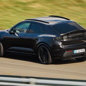 Das Sport-SUV ist rund 4,80 Meter lang.(Bild:  Porsche)