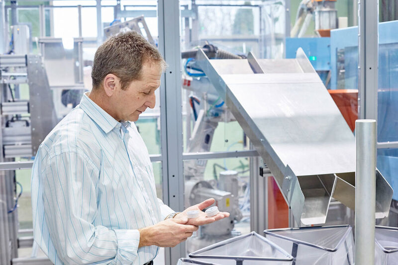 Reinhard Fendt, Betriebsleiter bei Schneider Kunststofftechnik: „Die Investition in moderne Roboter macht es uns bei der Montage nun möglich vom Zwei- auf den Dreischichtbetrieb zu wechseln.“ (Schneider)