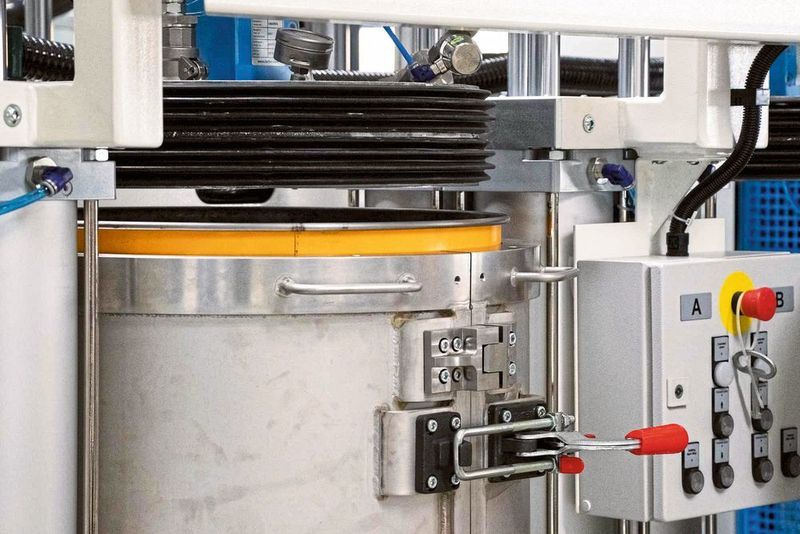 Die neue Lösung arbeitet mit einem Vakuumspannfass von Tartler, das wie eine Vakuumkammer funktioniert. Beim Fasswechsel wird keine Luft in das System eingebracht und Materialverlust sowie Spritzgefahr sind ausgeschlossen. (Tartler GmbH)