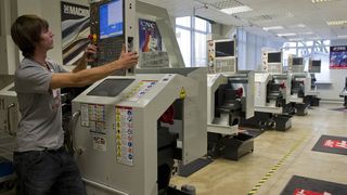 Studenten an der Fachhochschule TTK können sich jetzt mit der 5-Achs-Bearbeitung vertraut machen. (Bild: Haas Automation)