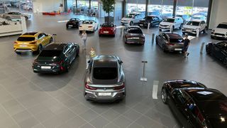 Aus dem Gebrauchtwagenhandel lässt sich richtig viel herausholen, wenn das Geschäft nicht bar abgewickelt wird, sondern Finanz- und Versicherungsdienstleistungen mit verkauft werden. (Bild: Lulei – VCG)