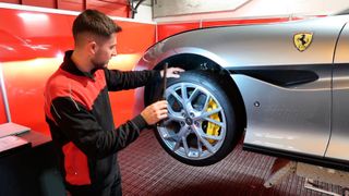 Die Zertifizierung eines gebrauchten Ferrari beginnt mit dem Abarbeiten einer Checkliste mit gut 200 Punkten – von der Motordiagnose bis hin zur Frage, ob der Zigarettenanzünder vorhanden ist. (Bild: Diehl – VCG)