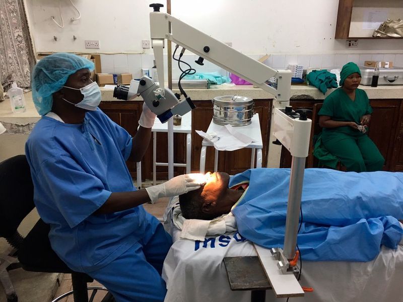 Das transportable OP Mikroskop kommt unter anderem in Uganda bei Augen-OPs zum Einsatz. (Cadenas)