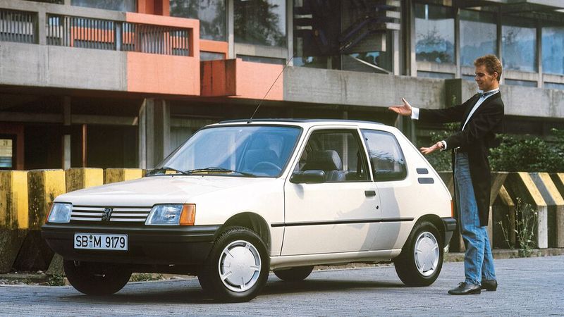 Ähnlich wie der Golf zehn Jahre zuvor VW gerettet hatte, sollte der 205 die Franzosen in die Zukunft führen. Mit insgesamt 5.278.000 Fahrzeugen war er ein großer Erfolg für Peugeot. Schon im ersten Jahr erhielt der 205 zahlreiche Auszeichnungen: Ihm wurde das Goldene Lenkrad verliehen und er wurde „Bester Kleinwagen“ und „Auto des Jahres“.  (Bild: Peugeot)