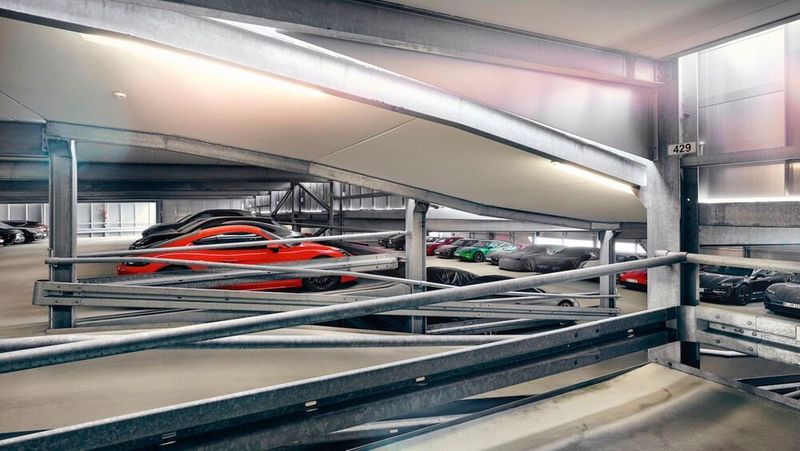 Aktuell existieren mehr als 1.900 Porsche-Entwicklungsfahrzeuge, die unterschiedlichen Tarnstufen und Geheimhaltungsvorschriften unterliegen. In Weissach werden sie in drei Stufen eingeteilt: Aggregateträger, Baustufenfahrzeug und Vorserienfahrzeug. Baustufenfahrzeuge sind das, was der Volksmund „Erlkönig“ nennt. Alle diese Fahrzeuge sind digital verzeichnet. Die tarnungspflichtigen unter ihnen verfügen über einen Transponder, der ihnen die Einfahrt in ein Prototypenparkhaus sichert. (Dr. Ing. h.c. F. Porsche AG)