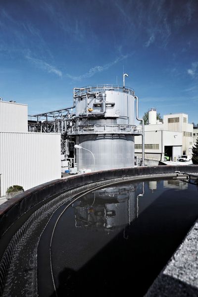 Ausgezeichnet: Lenzing Technik sicherte sich mit dem IM-MS-Reaktor (im Bild die seit 2008 laufende Referenzanlage) den Sonderpreis für „Energieeffizienz/Grüne Technologien“ bei der diesjährigen Verleihung des PROCESS Innovation Awards anlässlich der Achema. (Bild: Lenzing Technik)