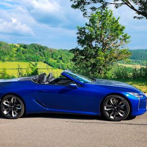 2. Die Fahrzeugabmessungen: Das LC 500 Cabriolet ist knapp 4,8 Meter lang, 1,9 Meter breit und knapp 1,4 Meter hoch. Trotz der niedrigen Sitzposition ist der Einstieg komfortabel, und man fühlt sich auch bei geschlossenem Dach nicht eingeengt.(Bild:  Rosenow – VCG)