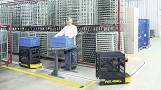 Mit dem fahrerlosen Transportsystem Weasel von SSI Schäfer kann der Lager- mit dem Produktionsbereich barrierefrei und personensicher verbunden werden. (SSI Schäfer)