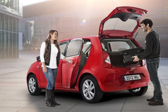Zum Marktstart stehen zwei 1,0-Liter-Dreizylindermotoren mit 44 kW/60 PS bzw. 55 kW/75 PS zur Wahl. Der Mii-Fünftürer bietet Platz für vier Personen und 251 Liter Gepäck. Bei umgeklappter Rückbank fasst das Gepäckabteil bis zu 951 Liter. (Seat)