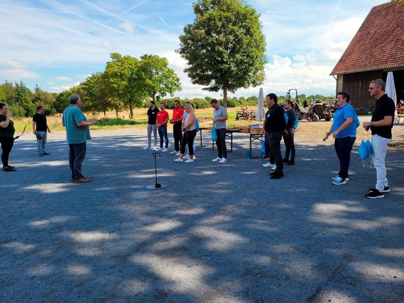 Einweisung zum Bogenschießen (Bild: Westcon-Comstor)