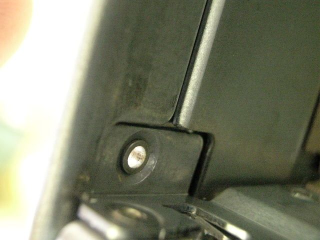 Die Rückseite einer Double Flush Chobert Verbindung in einem Computergehäuse.  (Bild: Avdel)