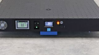 Die mit Außenmaßen von 8 m × 2,4 m bislang größte mobile SWPL von Witte wurde als motorgetriebene und funkgesteuerte Aufspann- und Fördereinheit für den Einsatz in der Qualitätssicherung eines neuen Werks für die Produktion von Kleintransportern entwickelt. (Engel Elektroantriebe/Witte)