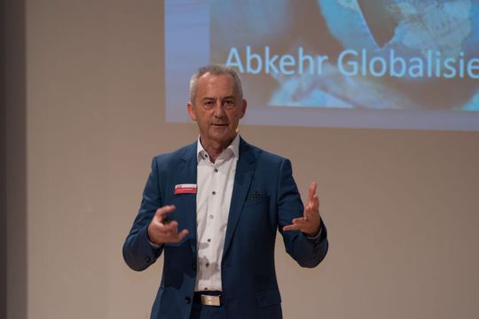 Am 22. November fand in Paderborn das 22. Team-Logistikforum statt. Hier begrüßt der Team-Geschäftsführer Michael Baranowski die über 400 Teilnehmer. Ein Kernthema war, wie man aktuelle und kommende Krisen mit Automatisierungsmöglichkeiten überstehen kann. Am 22. November fand in Paderborn das 22. Team-Logistikforum statt. Hier begrüßt der Team-Geschäftsführer Michael Baranowski die über 400 Teilnehmer. Ein Kernthema war, wie man aktuelle und kommende Krisen mit Automatisierungsmöglichkeiten überstehen kann.