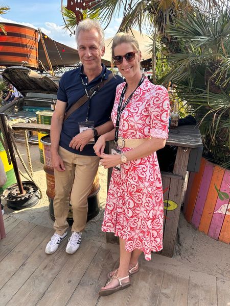 Peter Schill und Nicola Knop (Fortinet) stehen lieber draußen als unter dem Zelt. (Bild: Vogel IT-Medien)