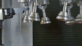 Die beiden Schleppfinishanlagen des Entgratsystems bei Walter verfügen je über sechs Arbeitsspindeln. Für das genaue Roboterhandling wurde ein Sicherheits-Bestückungskonzept entwickelt. (Bild: Rösler Oberflächentechnik)