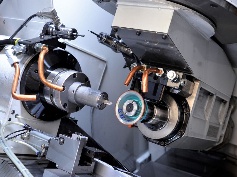 Bild 1: Fünf-Achs-CNC-Schleifmaschine 325linear im Bearbeitungsprozess, hier beim Schleifen eines Industriemessers. (Bild: Paul)