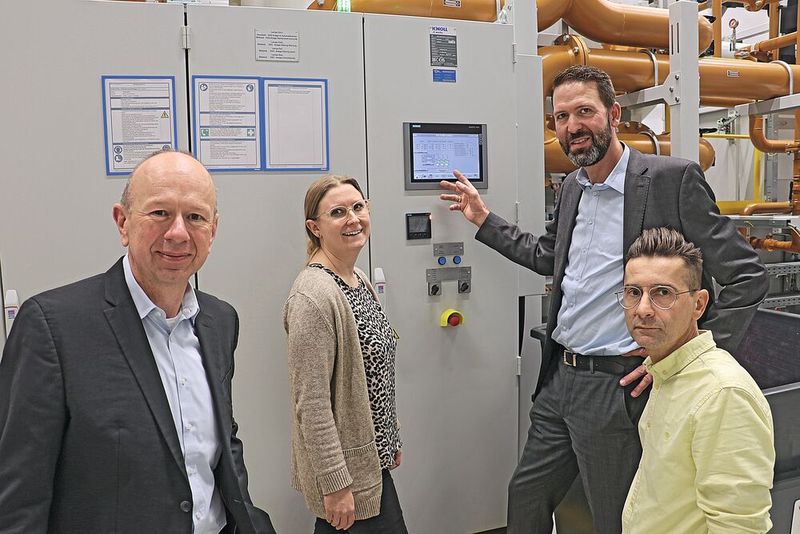 Knoll-Projektleiter Lothar Schmid erklärt am Schaltschrank-Display spezielle Funktionen; in der Mitte Christina Braun und rechts Zeljko Leovac (beide MTU), links vorne Knoll-Gebietsverkaufsleiter Gerhard Fink. (Bild: Knoll)