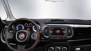 Das Infotainment-System Uconnect 5.0 im Fiat 500L läuft mit dem Betriebssystem Windows Embedded Automotive. Das System wird im 500L als Serienausstattung angeboten. (Bild: Microsoft)