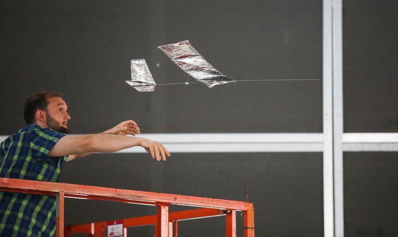 Rund 50 Studenten von fünf deutschen Universitäten verwandelten die Messehallen der Messe Düsseldorf in einen ungewöhnlichen Flughangar. Beim internationalen Wettbewerbs „Stahl fliegt“ brachten sie die unterschiedlichsten Flugobjekte aus Stahl zum Fliegen.  (Messe Düsseldorf)