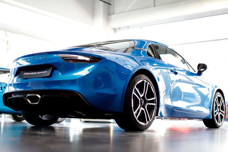 Von vorne, von hinten, von der Seite: Die „blaue Flunder“ steht im Mittelpunkt. (Renault)