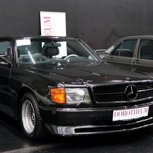 Mercedes-Benz SEC (C126) Breitbau. Welcher Sachverständige kommt auf den Gedanken, dieses Fahrzeug zu bewerten, ohne zuvor eine Hebebühne benutzt und eine Probefahrt unternommen zu haben? Doch Vorsicht: Eine übliche Schwenkarmhebebühne richtet womöglich mehr Schaden als Nutzen an(Bild:  Peter Diehl)