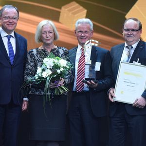 Hermes Award 2015 - Preisübergabe an den Gewinner: Wittenstein AG mit dem Produkt "Galaxy". Im Bild v.l. : Vorsitzender der Geschäftsführung des Deutschen Forschungszentrums für Künstliche Intelligenz (DFKI) sowie Vorsitzender der Hermes Award-Jury Prof. Wolfgang Wahlster, Niedersächsischer Ministerpräsident Stephan Weil, Bundesministerin für Bildung und Forschung Prof. Dr. Johanna Wanka, Aufsichtsratsvorsitzender Dr.-Ing. E.h. Manfred Wittenstein Leiter Generierungsprozess bei der Wittenstein AG Thomas Bayer, Mitglied des Vorstandes der Deutschen Messe AG Dr. Jochen Köckler