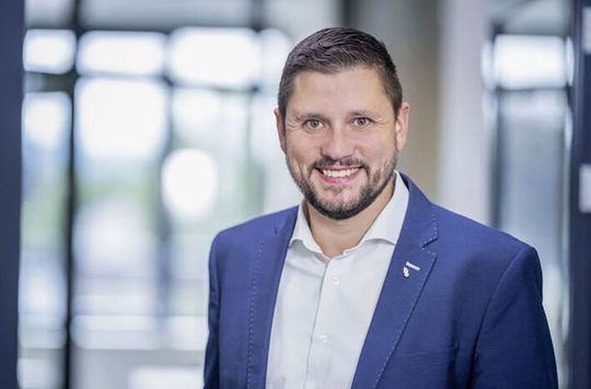 Sebastian Rüßmann, Geschäftsführer (CFO) L&R Kältetechnik: „Wir sind mit einem sehr gutem und hohem Auftragsbestand ins neue Jahr gegangen und arbeiten darüber hinaus an zahlreichen großen und technisch anspruchsvollen Projekten, die sich noch in der Angebotsphase befinden.“(Bild:  L&R Kältetechnik)