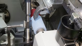 Kapp Niles aus Coburg setzt beim Bau seiner Wälz- und Profilschleifmaschinen auf hohe Steifigkeit der Komponenten mit minimalem Materialeinsatz, um nachhaltiger zu werden, was durch FEM-Berechnungen und additive Fertigung erreicht wird. (Bild: Kapp Niles)