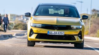 Der Astra ist nach dem Mokka und dem überarbeiteten Grandland das dritte Modell, das mit der neuen, markentypischen Front auf die Straße kommt.  (Opel)